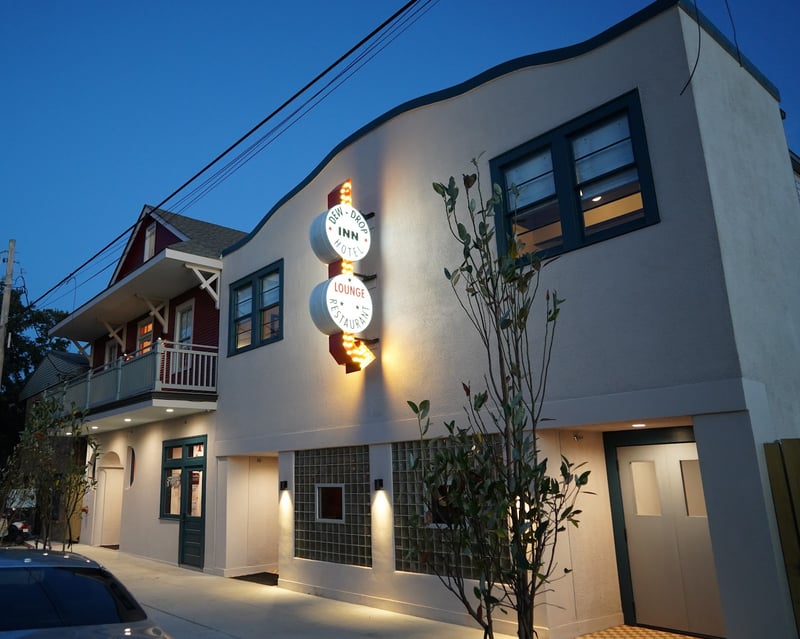 Dew Drop Inn Hotel &amp; Lounge